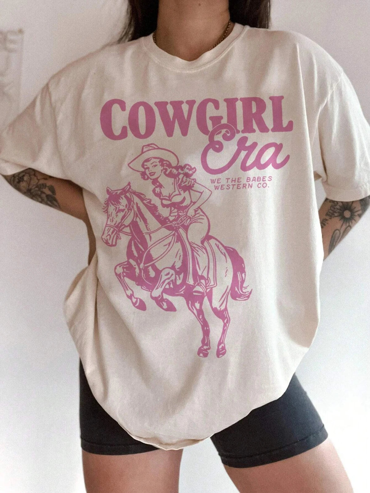T-shirt imprimé à manches courtes et col rond avec imprimé graphique de cow-girl et cheval, idéal pour l'été ou le printemps