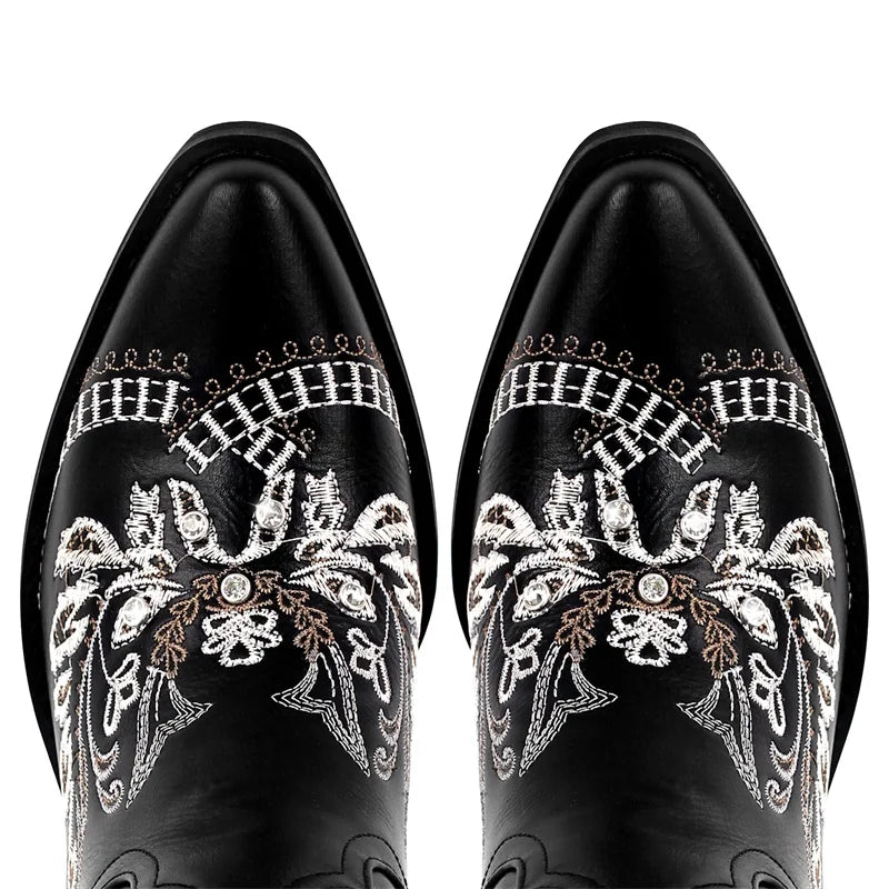 Bottes de cowboy blanches brodées Onlymaker pour femmes, à talon bloc, bout pointu, ornées de cristaux, style cowgirl.