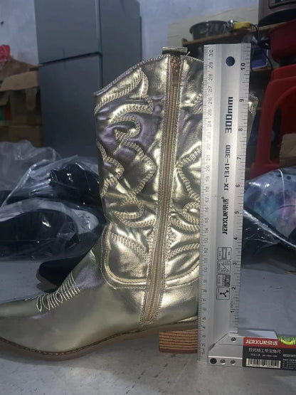 Bottes de cowboy western pour femmes, chaussures roses brillantes métalliques brodées à bout pointu et à talons aiguilles, disponibles en dropshipping.