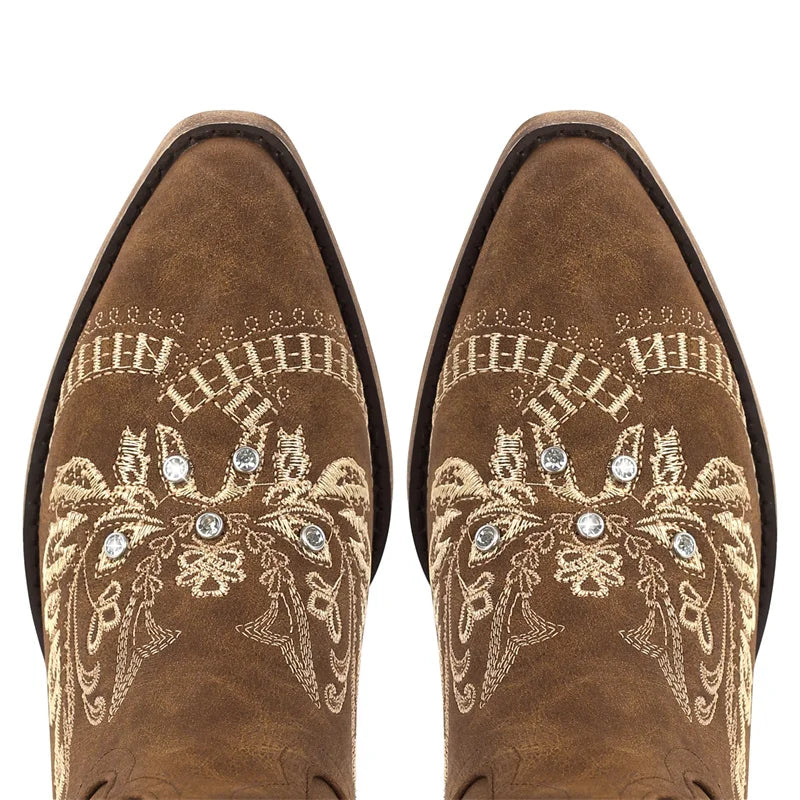 Bottes de cowboy blanches brodées Onlymaker pour femmes, à talon bloc, bout pointu, ornées de cristaux, style cowgirl.