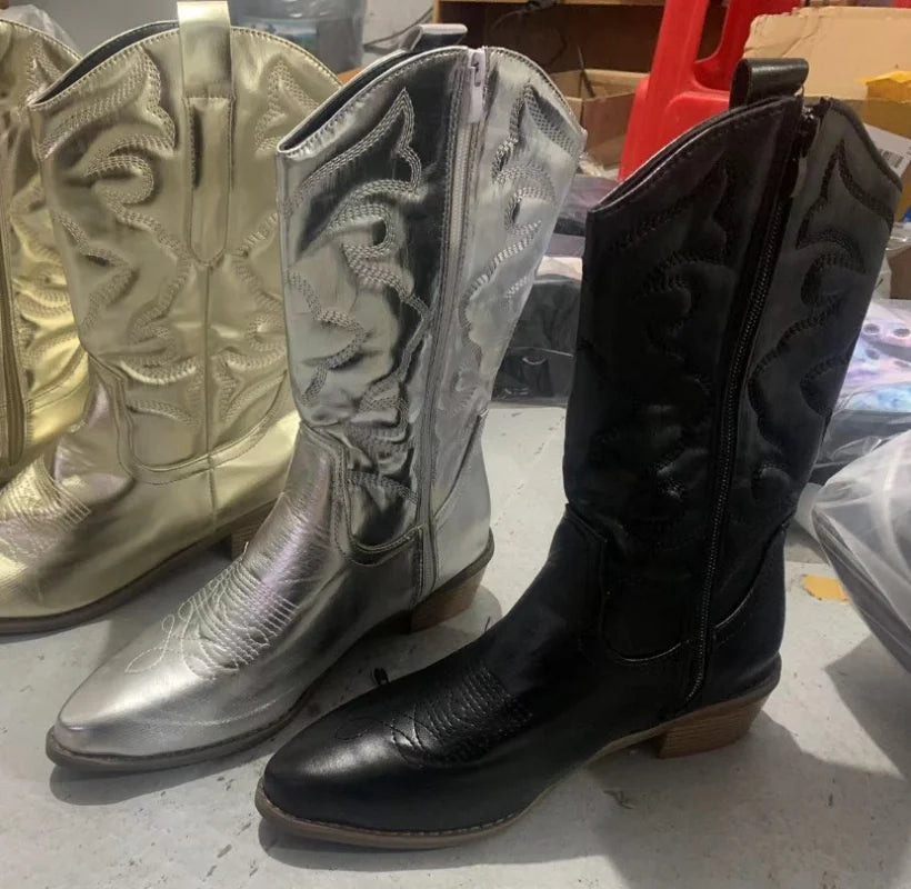 Bottes de cowboy western pour femmes, chaussures roses brillantes métalliques brodées à bout pointu et à talons aiguilles, disponibles en dropshipping.