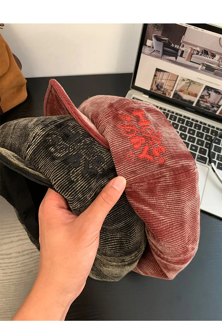 Bérets en velours côtelé rétro brodés avec lettres mignonnes pour femmes, petit chapeau de peintre littéraire polyvalent et décontracté pour printemps et automne